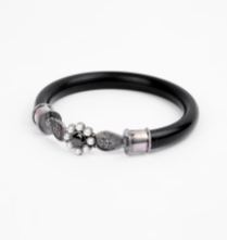 Pearl Detailed Black Pola Bangle