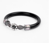 Pearl Detailed Black Pola Bangle